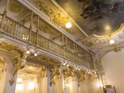 Le cariatidi non svolgono solo funzione ornamentale, ma al loro interno ci sono delle putrelle metalliche che fungono come sostegno per la balconata